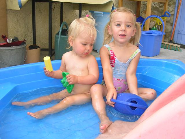 Lucie et Hanna dans la cour de la maison à Orange