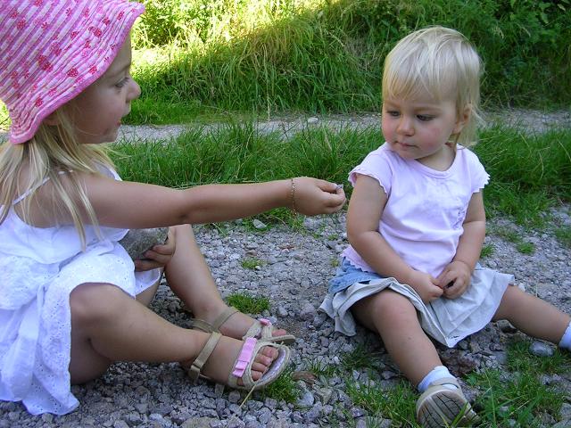 Lucie et Hanna dans la cour de la maison à Orange