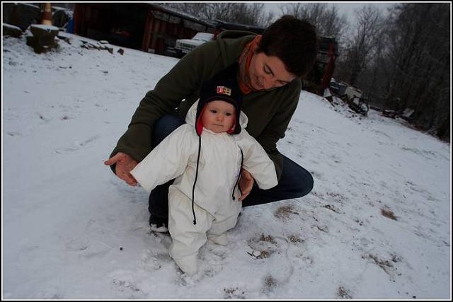 cleo debout dans la neige