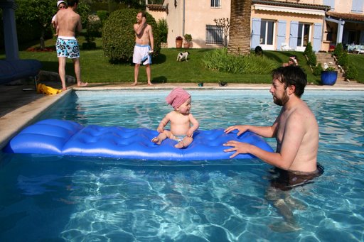 Cléo dans la piscine avec Papa