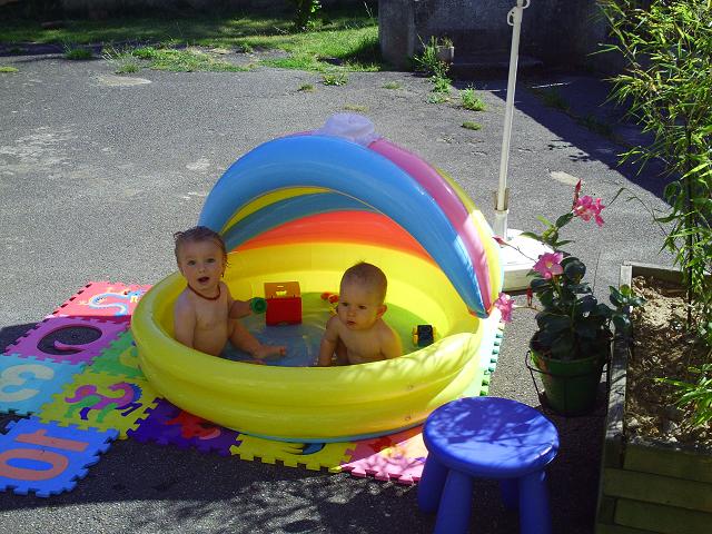 Elie et Cléo dans la piscine